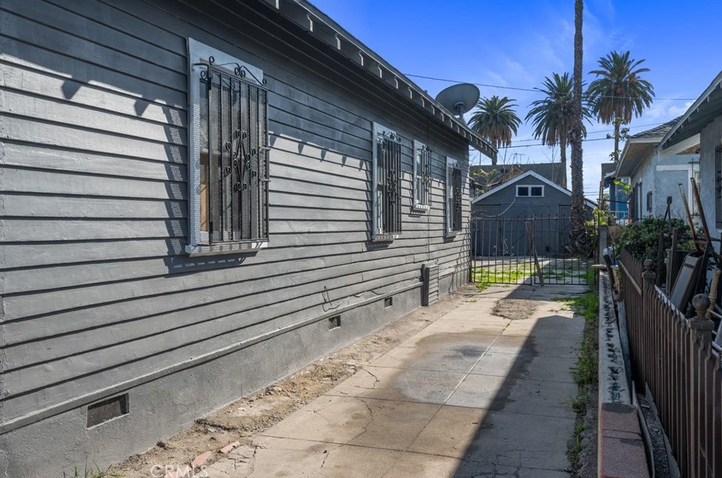 262 50th St, Los Angeles CA  90011-3940 exterior