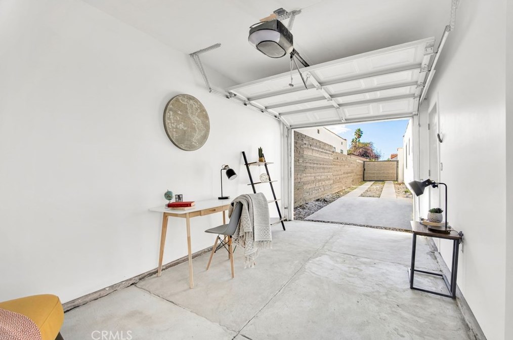 6414 3rd Ave, Los Angeles CA  90043-4542 exterior