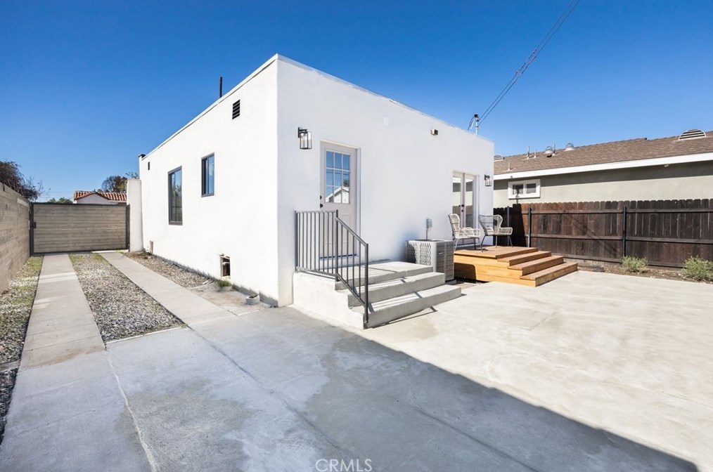 6414 3rd Ave, Los Angeles CA  90043-4542 exterior