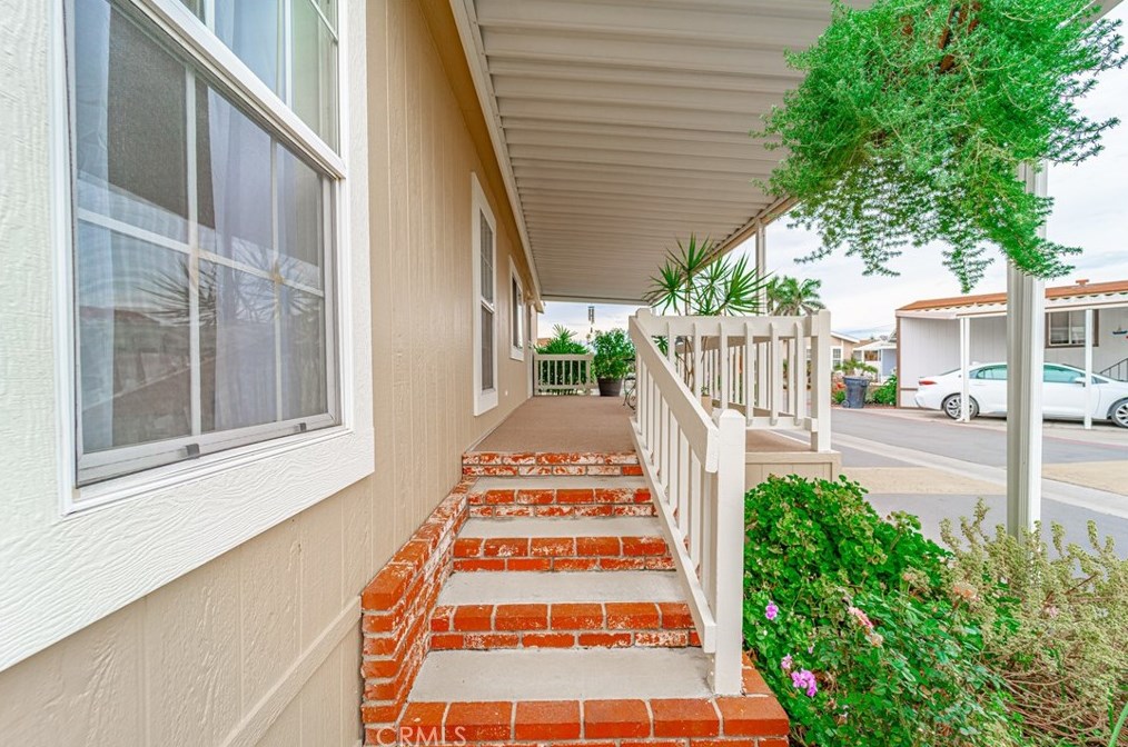 27 Spruce Via, Anaheim CA  92801-1043 exterior