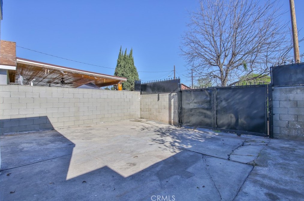 8106 Lou Dillon Ave, Los Angeles CA  90001-3533 exterior