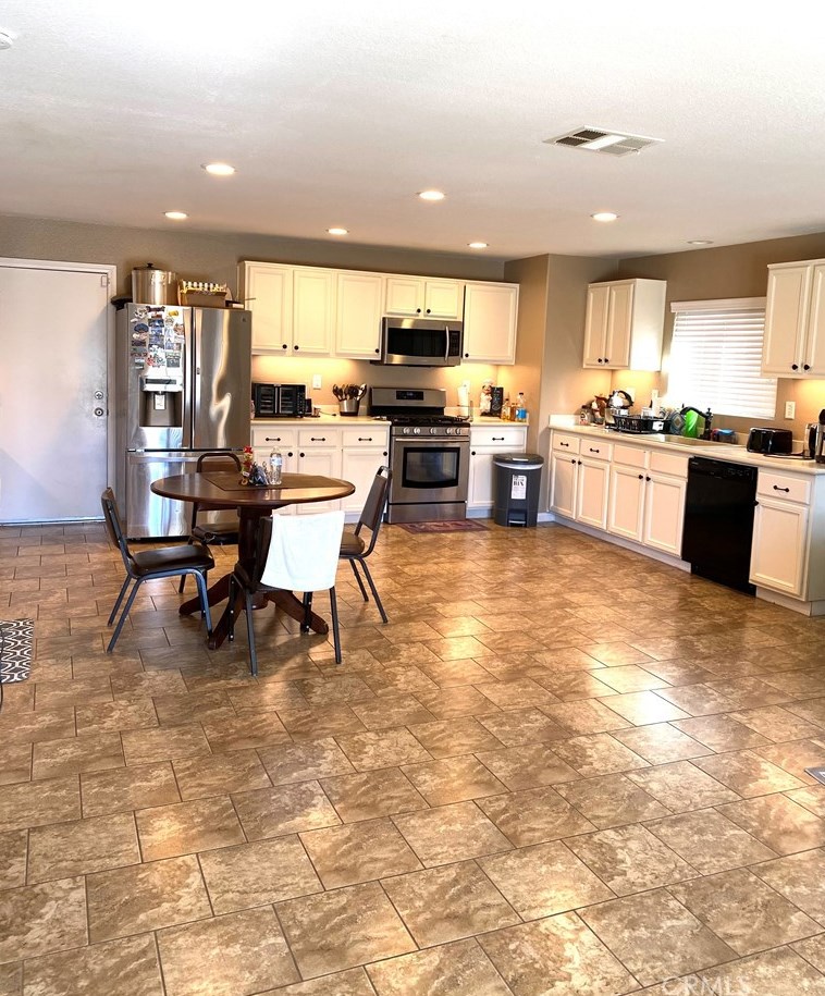 13067 Cerritos Ct, Hesperia CA  92344-5523 exterior