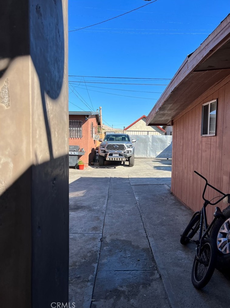 1225 78th St, Los Angeles CA  90001-2939 exterior