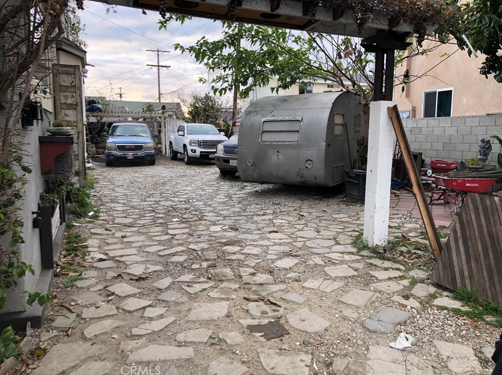 4867 Long Beach Ave, Los Angeles CA  90058-1914 exterior