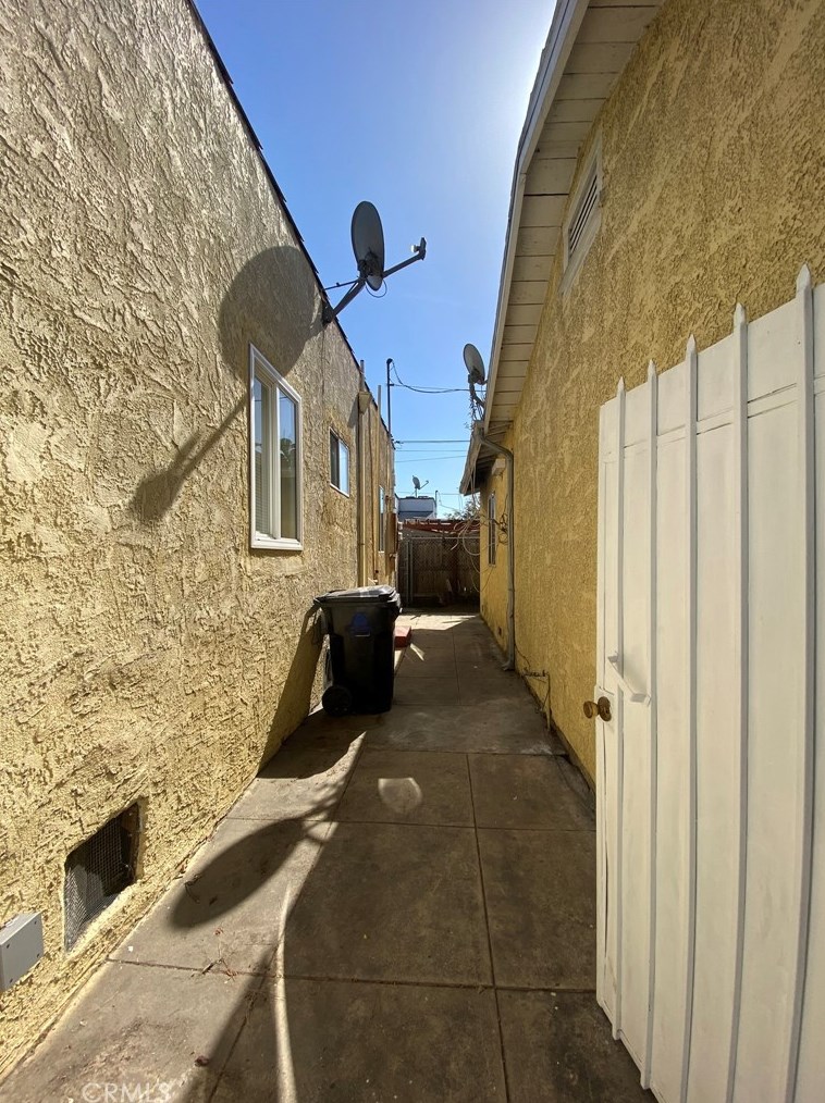 700 81st St, Los Angeles CA  90001-3216 exterior