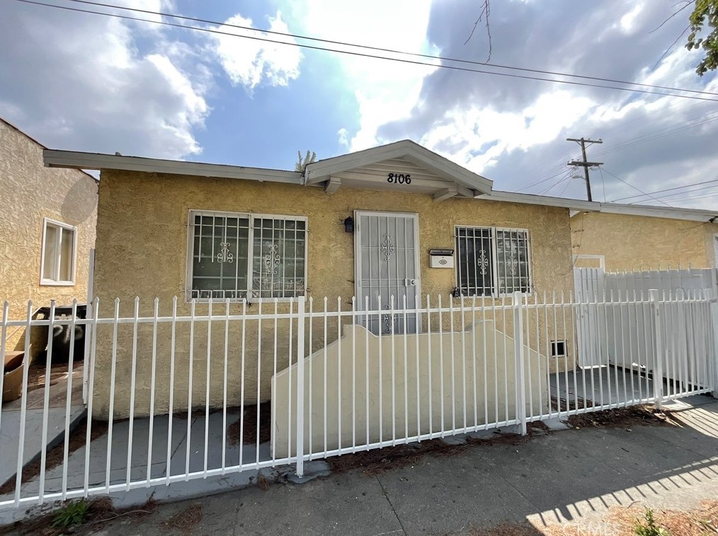 700 81st St, Los Angeles CA  90001-3216 exterior