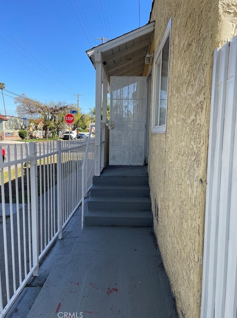 700 81st St, Los Angeles CA  90001-3216 exterior