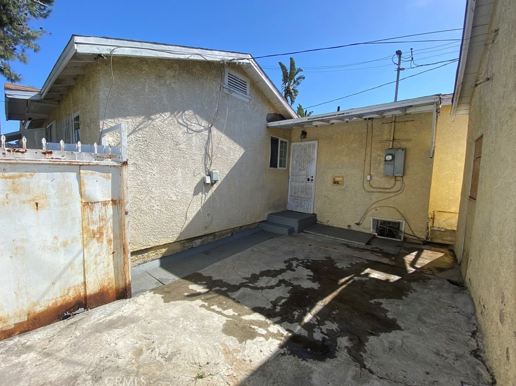 700 81st St, Los Angeles CA  90001-3216 exterior