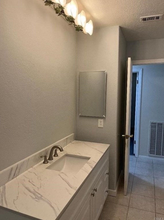 21028 Roundup Way, Apple Valley CA  92308-8649 exterior