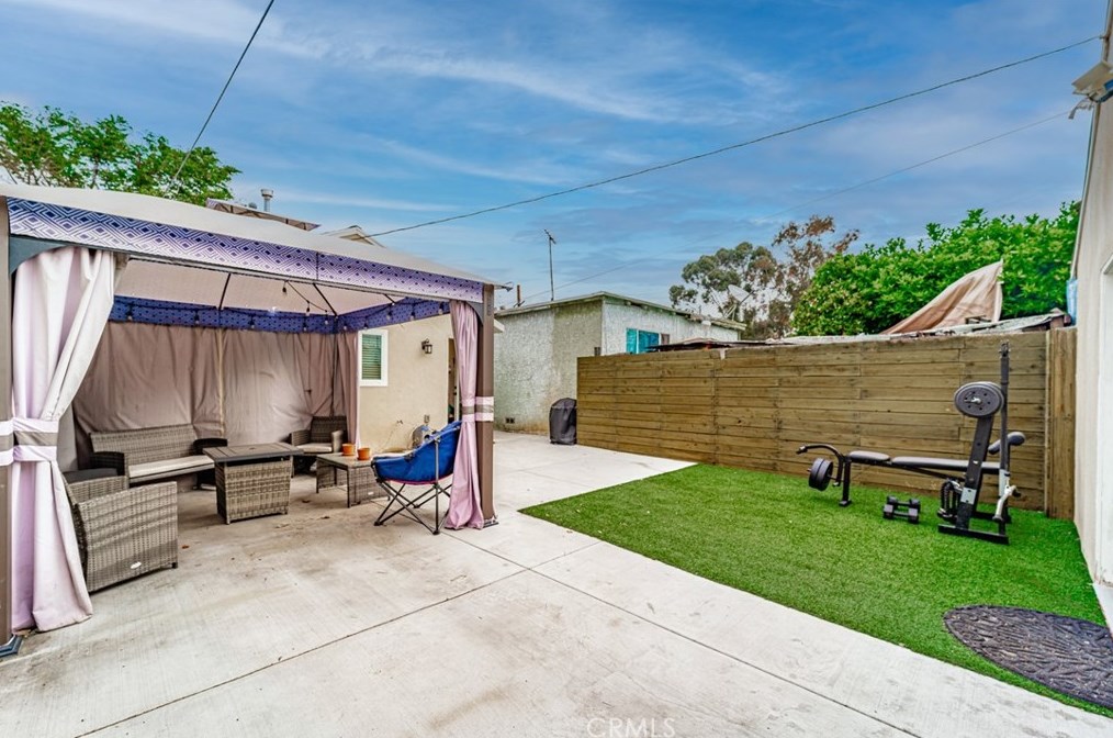 2068 Cowlin Ave, Los Angeles CA  90040-1314 exterior
