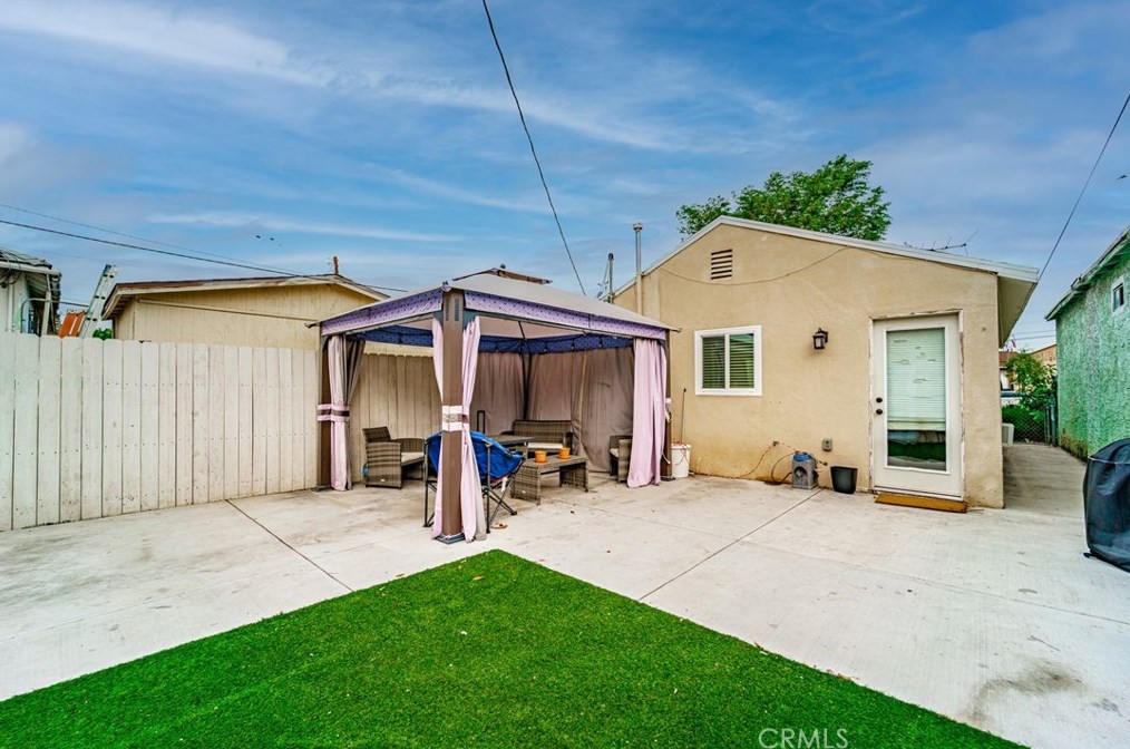 2068 Cowlin Ave, Los Angeles CA  90040-1314 exterior