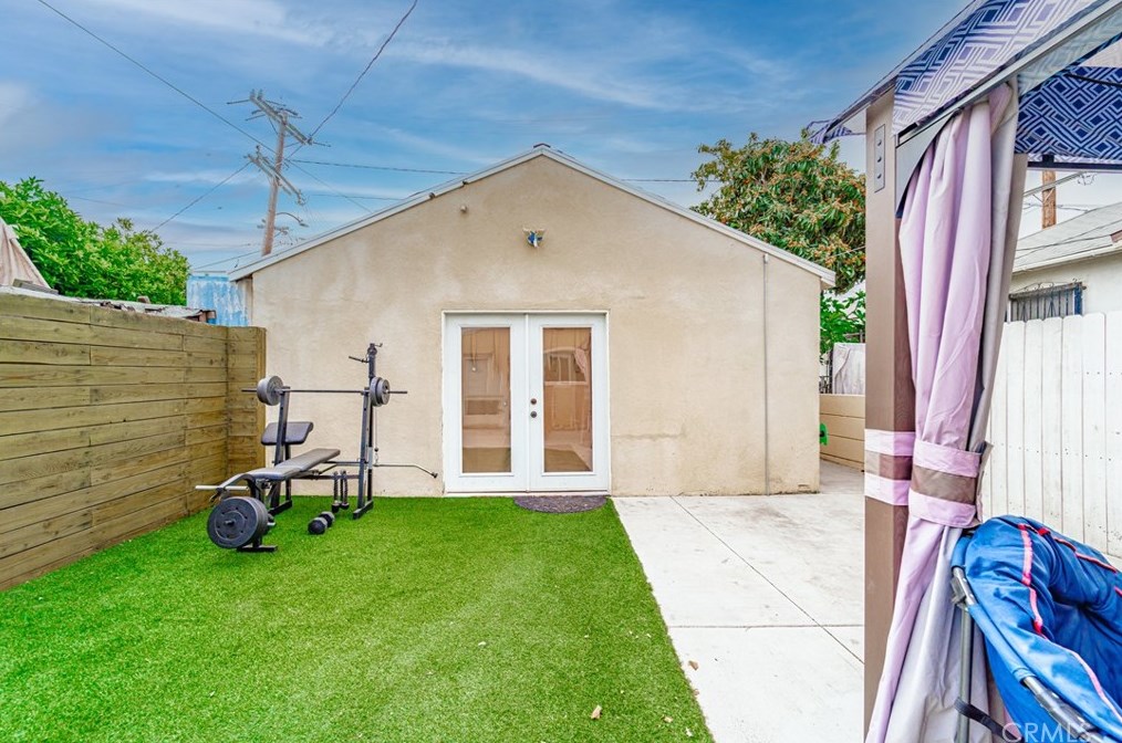 2068 Cowlin Ave, Los Angeles CA  90040-1314 exterior