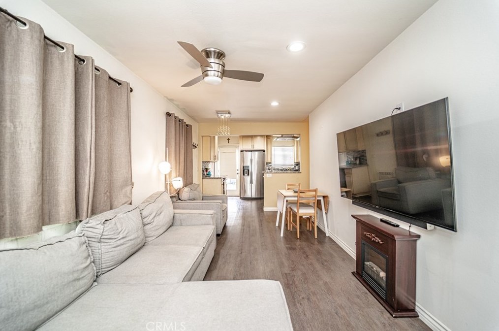2068 Cowlin Ave, Los Angeles CA  90040-1314 exterior