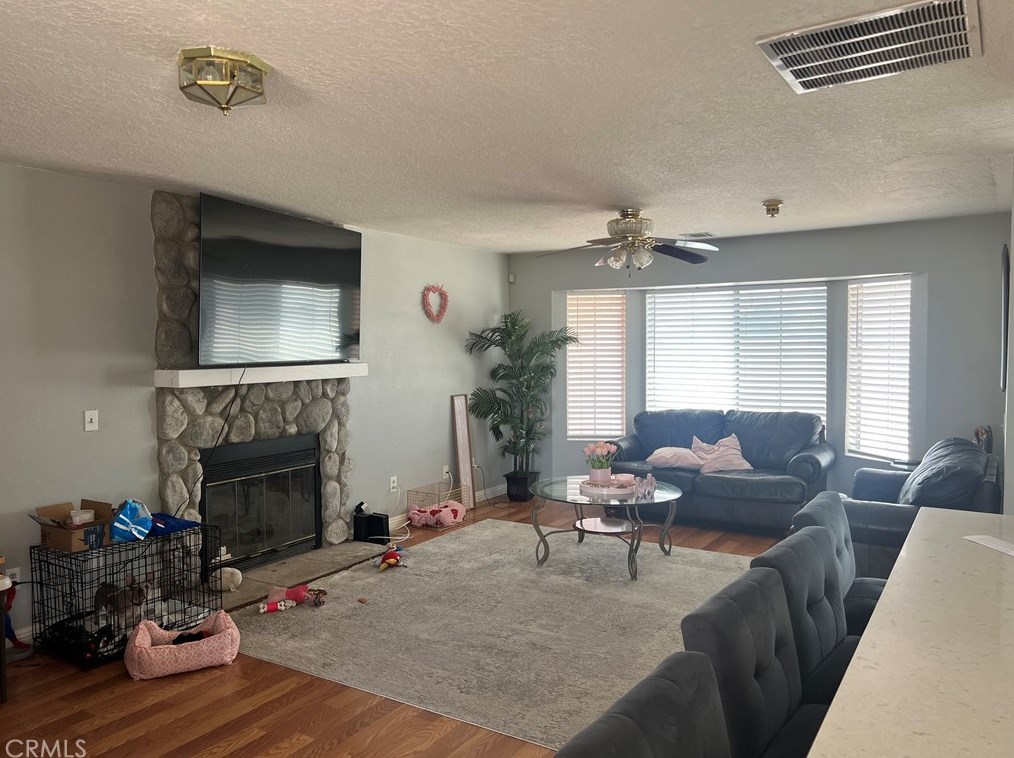 11729 2nd Ave, Hesperia CA  92345-1864 exterior