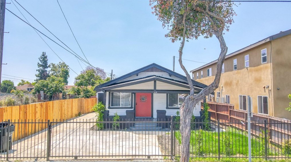 1658 68th St, Los Angeles CA  90001-2062 exterior