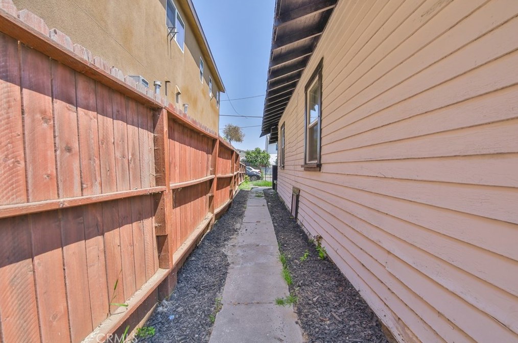 1658 68th St, Los Angeles CA  90001-2062 exterior