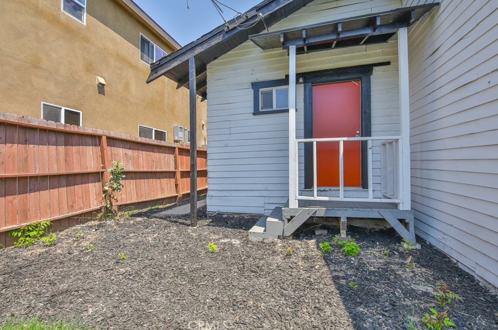 1658 68th St, Los Angeles CA  90001-2062 exterior