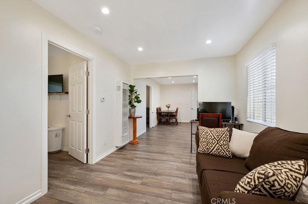 740 108th St, Los Angeles CA  90044-4345 exterior