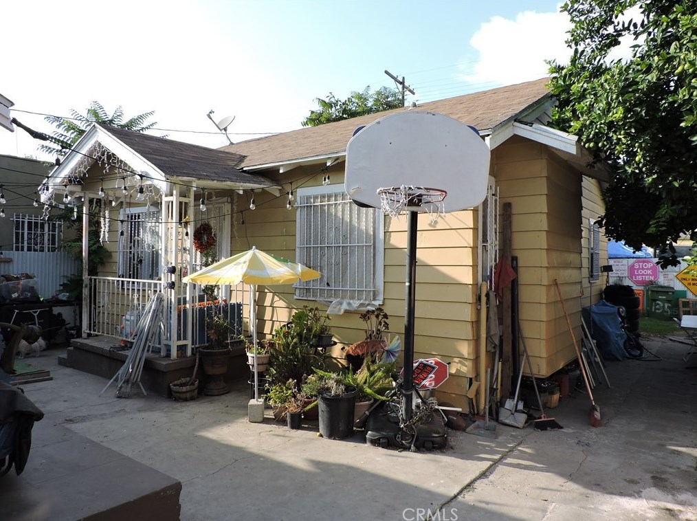 135 62nd St, Los Angeles CA  90003-1233 exterior