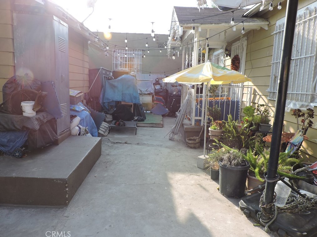 135 62nd St, Los Angeles CA  90003-1233 exterior