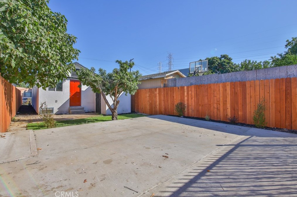 8917 Elm St, Los Angeles CA  90002-1804 exterior