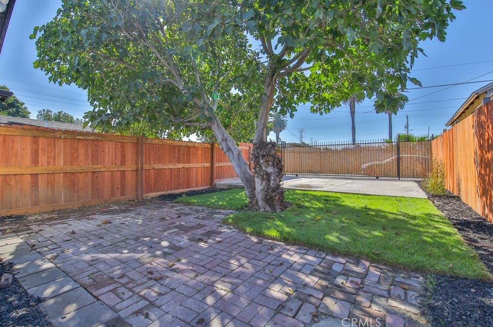 8915 Elm St, Los Angeles CA  90002-1804 exterior