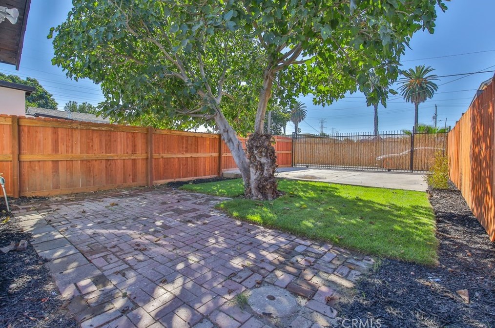 8915 Elm St, Los Angeles CA  90002-1804 exterior