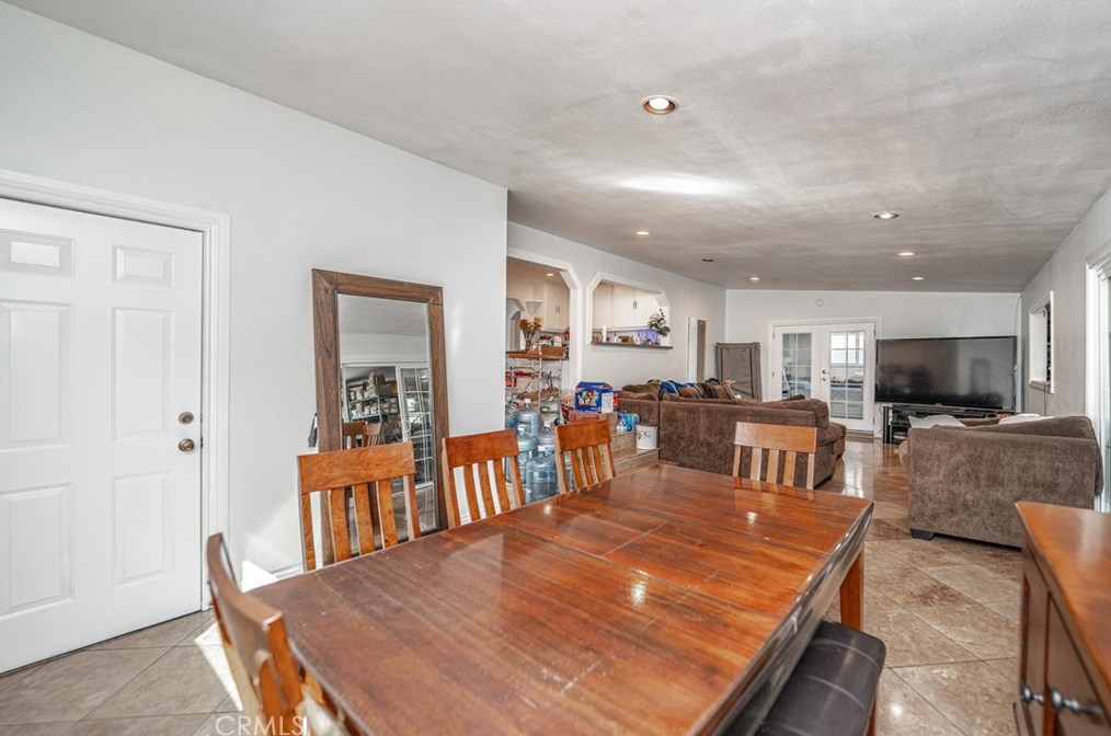 10100 Paloma Ave, Los Angeles CA  90002-3225 exterior