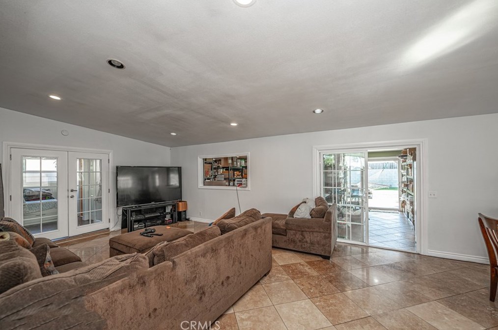 10100 Paloma Ave, Los Angeles CA  90002-3225 exterior