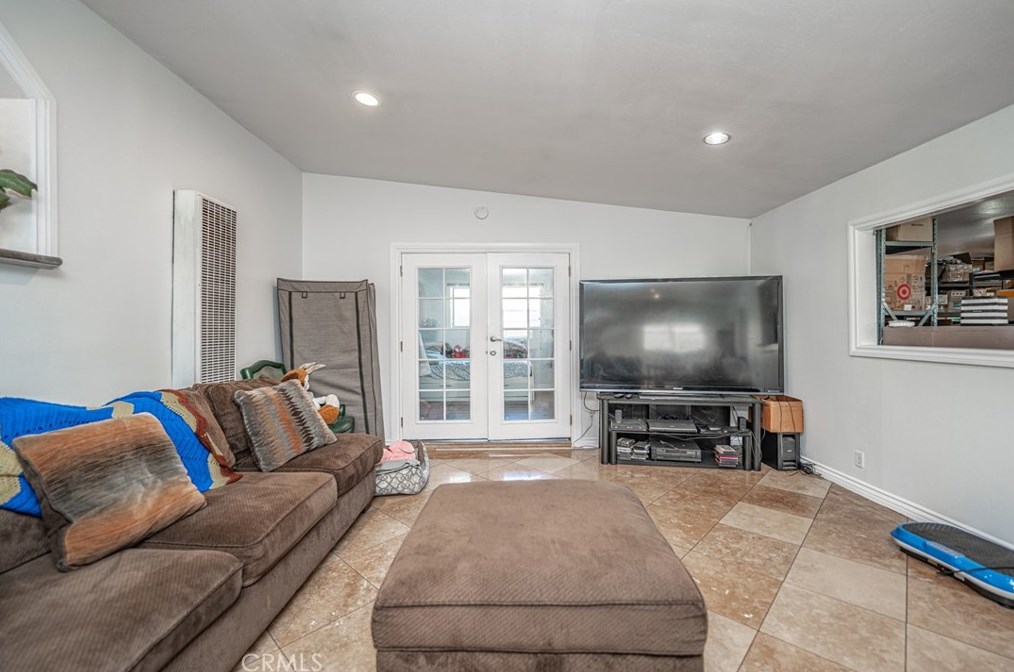 10100 Paloma Ave, Los Angeles CA  90002-3225 exterior