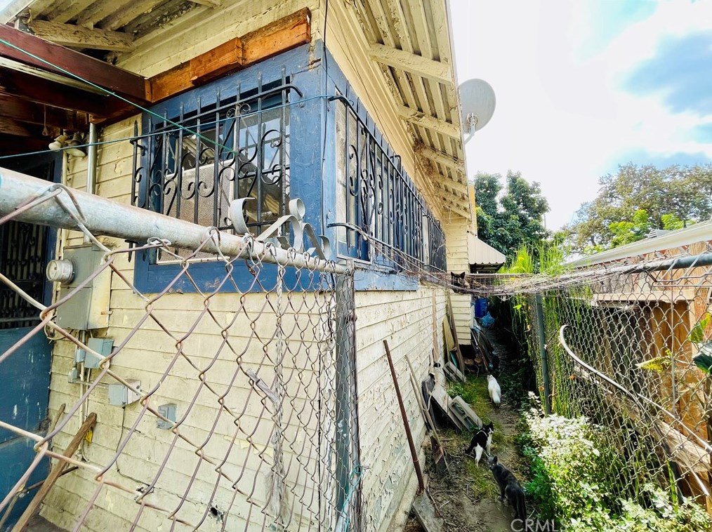 329 60th St, Los Angeles CA  90003-1133 exterior