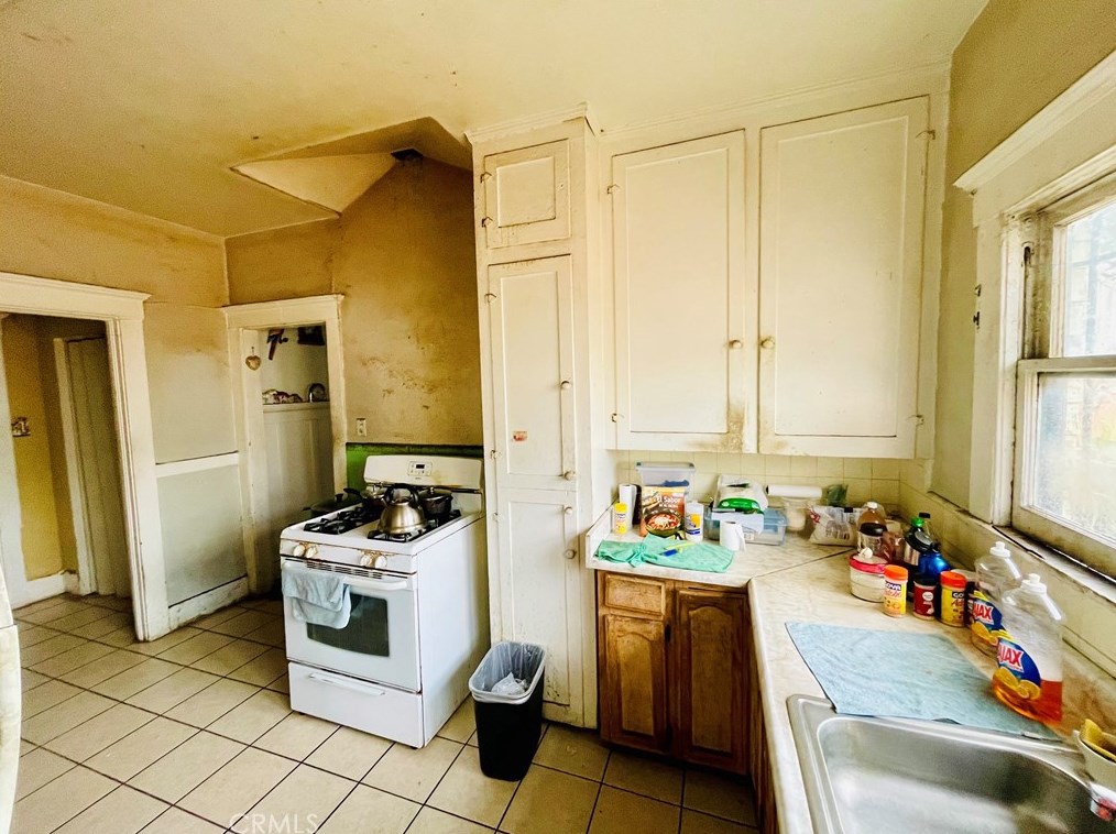 329 60th St, Los Angeles CA  90003-1133 exterior