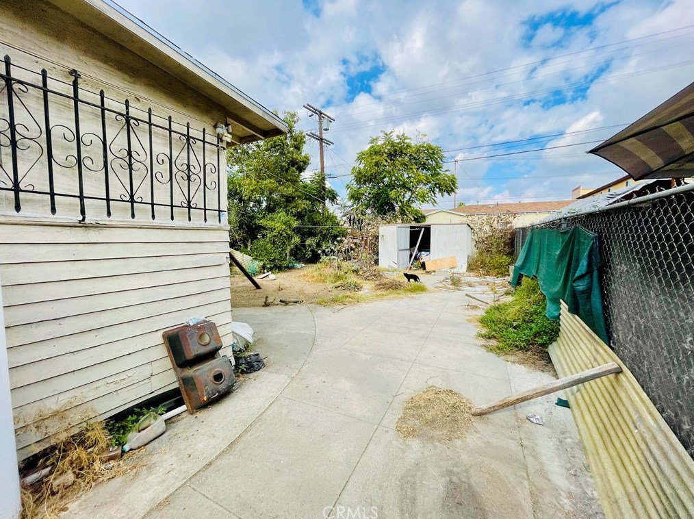 329 60th St, Los Angeles CA  90003-1133 exterior