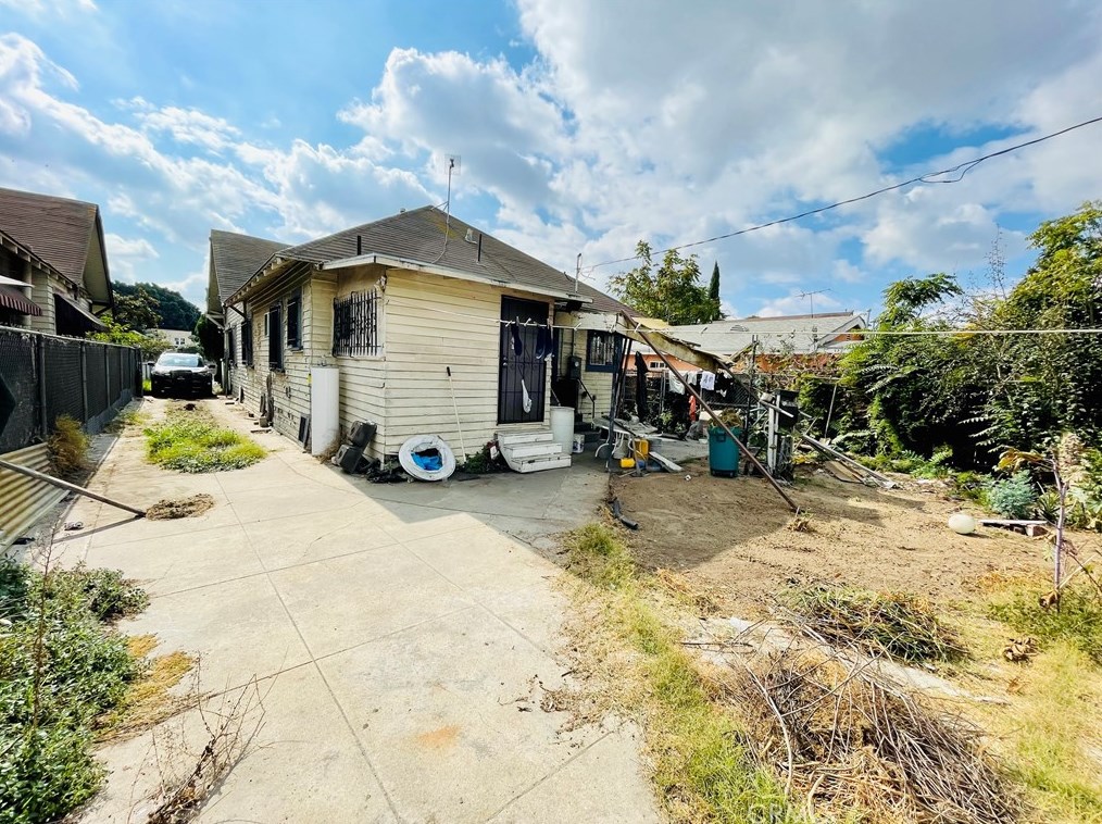 329 60th St, Los Angeles CA  90003-1133 exterior