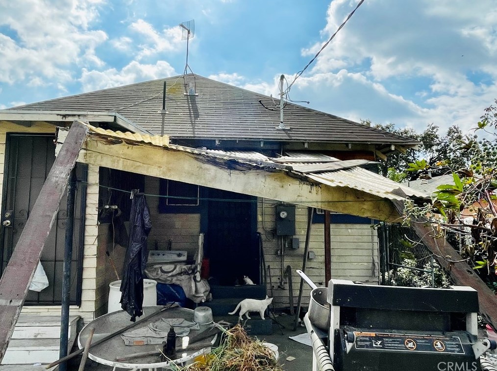 329 60th St, Los Angeles CA  90003-1133 exterior