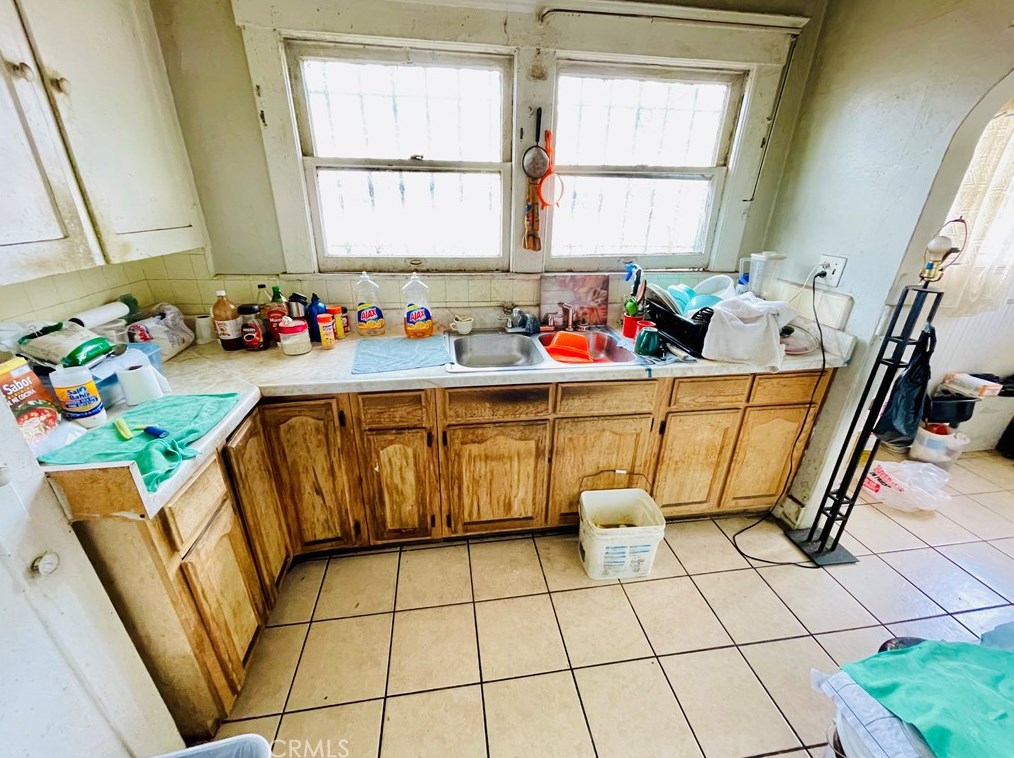 329 60th St, Los Angeles CA  90003-1133 exterior