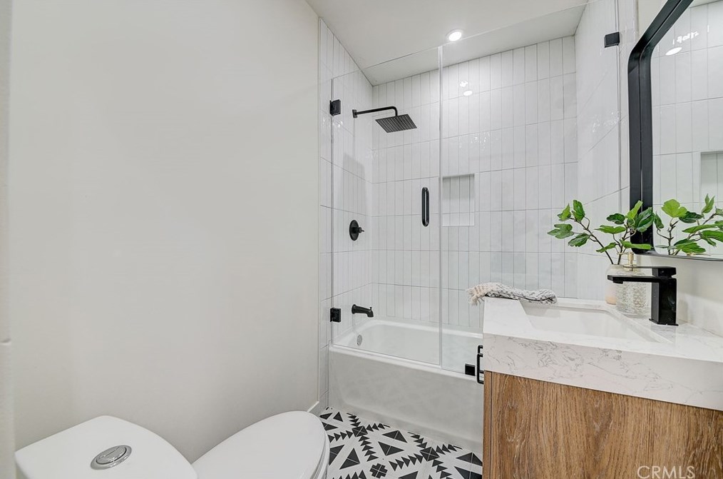 6123 Rimpau Blvd, Los Angeles CA  90043-3728 exterior