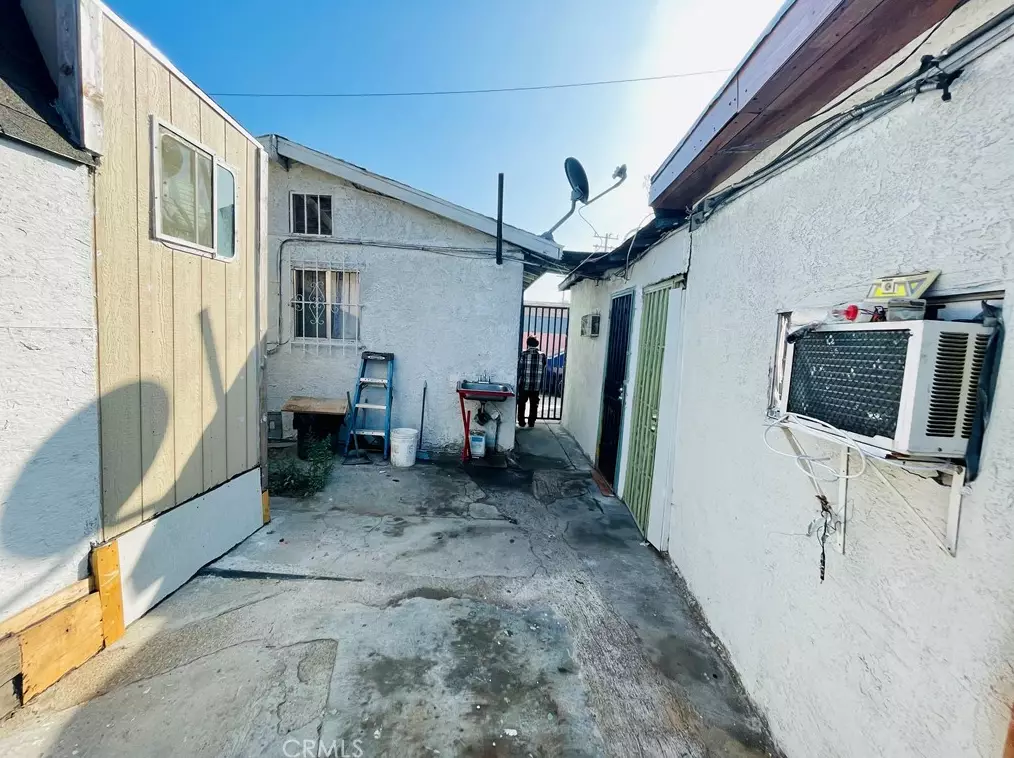 8510 Fir Ave, Los Angeles CA  90001-4125 exterior