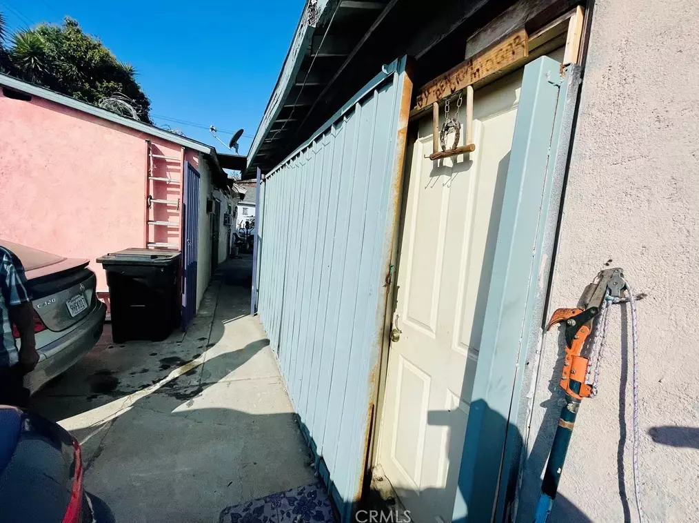 8510 Fir Ave, Los Angeles CA  90001-4125 exterior