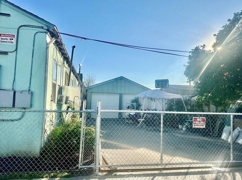 701 Bradshawe Ave, Los Angeles CA  90022-3405 exterior