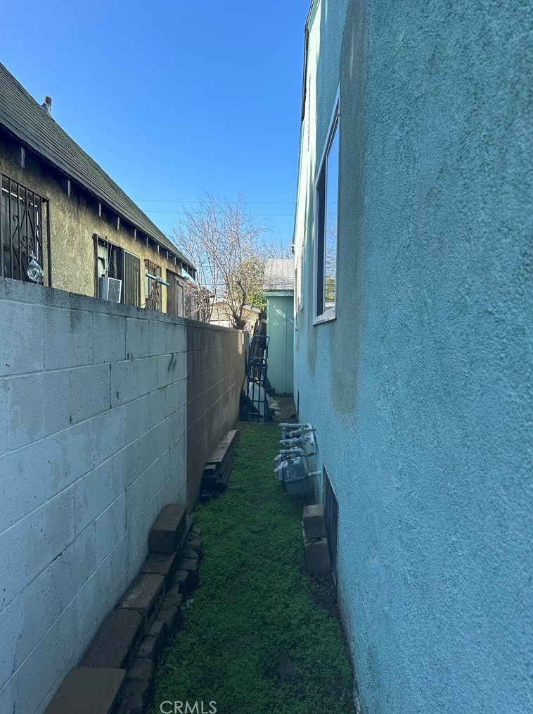 701 Bradshawe Ave, Los Angeles CA  90022-3405 exterior
