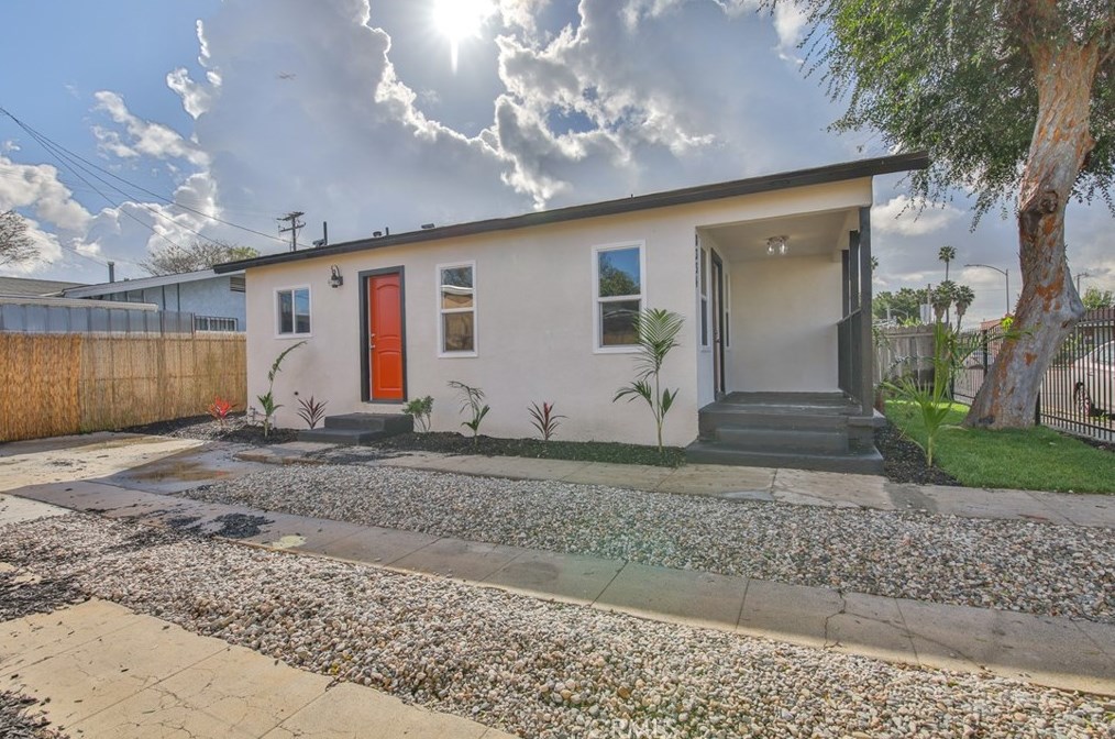 8334 Bell Ave, Los Angeles CA  90001-4021 exterior