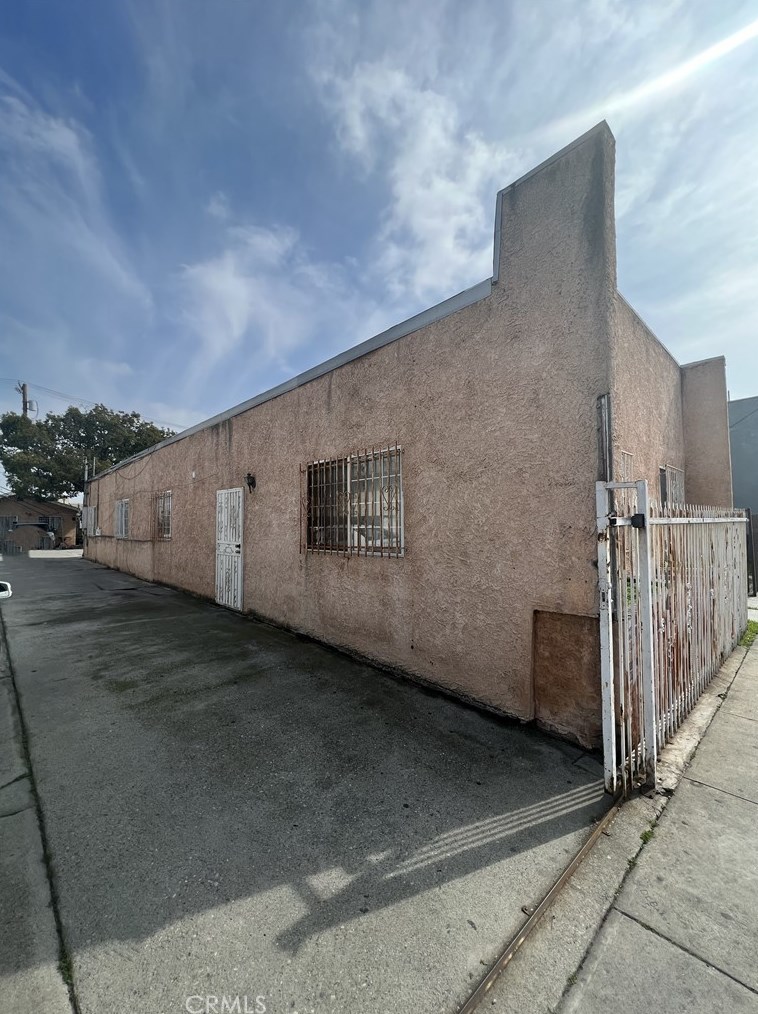 11214 Main St, Los Angeles CA  90061-1919 exterior