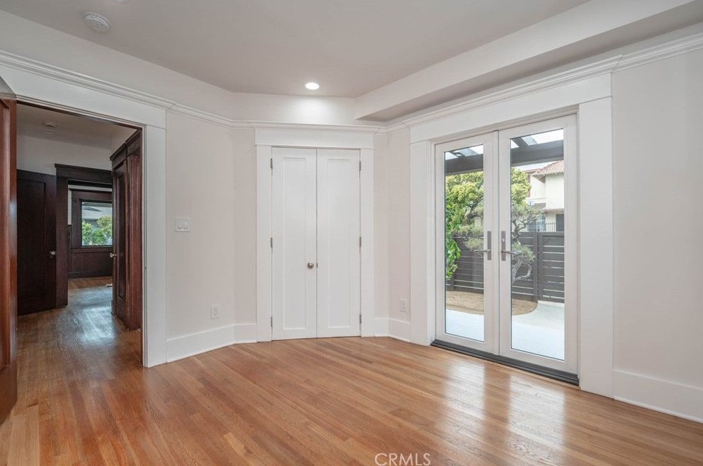2104 7th Ave, Los Angeles CA  90018-1143 exterior
