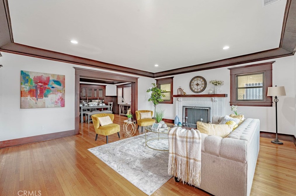 2104 7th Ave, Los Angeles CA  90018-1143 exterior
