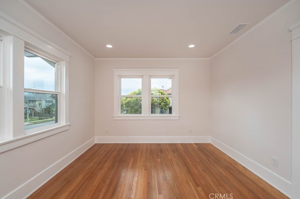 2104 7th Ave, Los Angeles CA  90018-1143 exterior