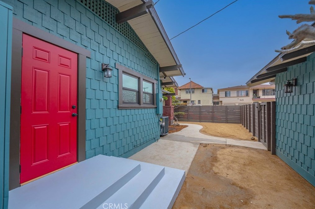 2104 7th Ave, Los Angeles CA  90018-1143 exterior