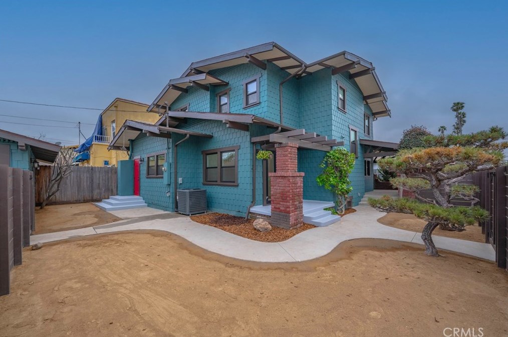 2104 7th Ave, Los Angeles CA  90018-1143 exterior