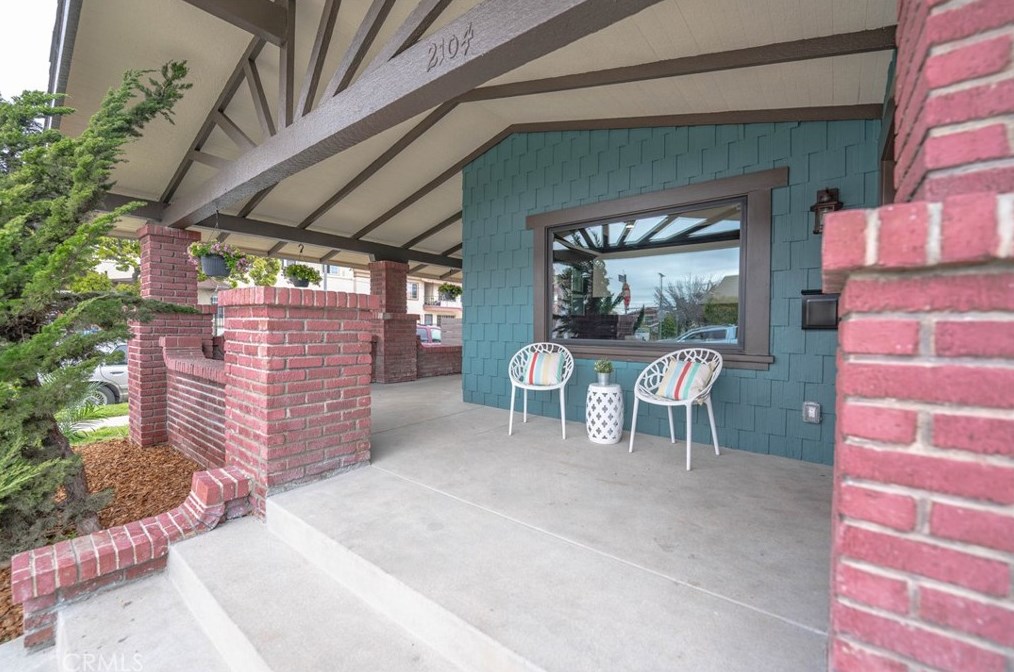2104 7th Ave, Los Angeles CA  90018-1143 exterior