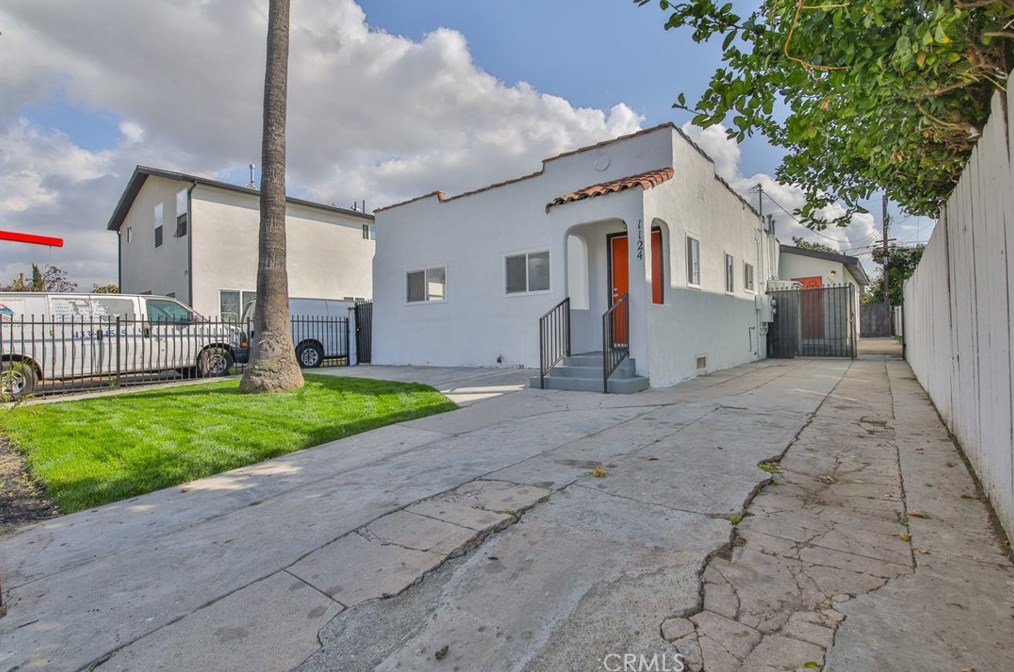 1124 84 Pl, Los Angeles CA  90001-3722 exterior